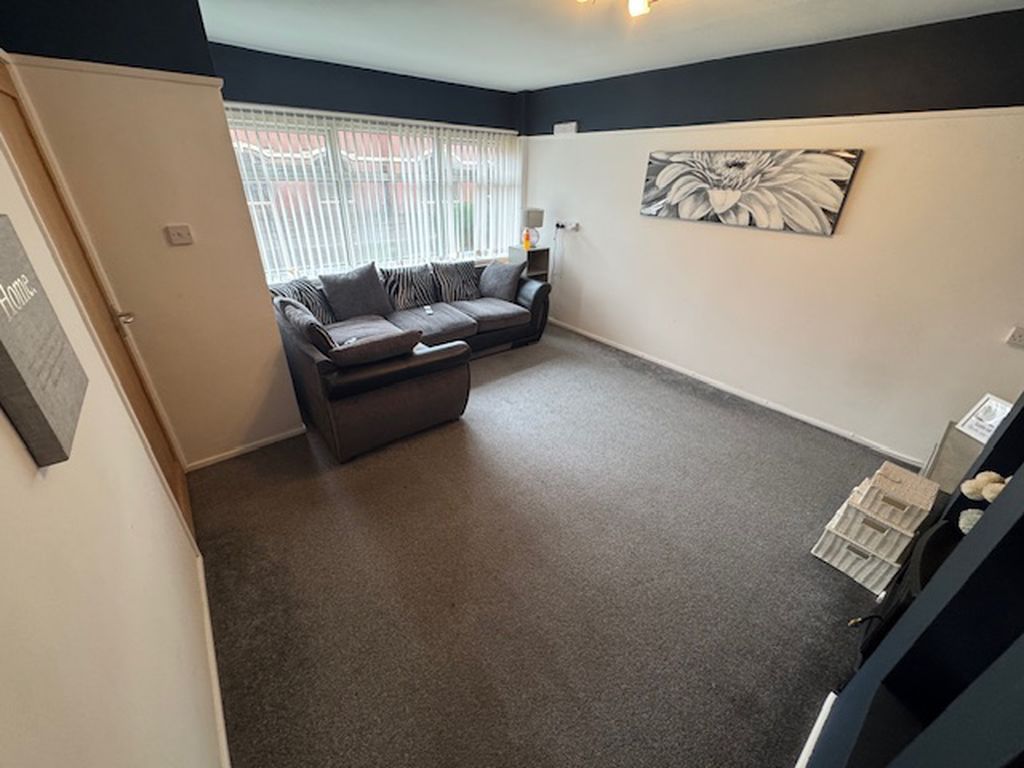 Property photo 3 of 18 Lounge