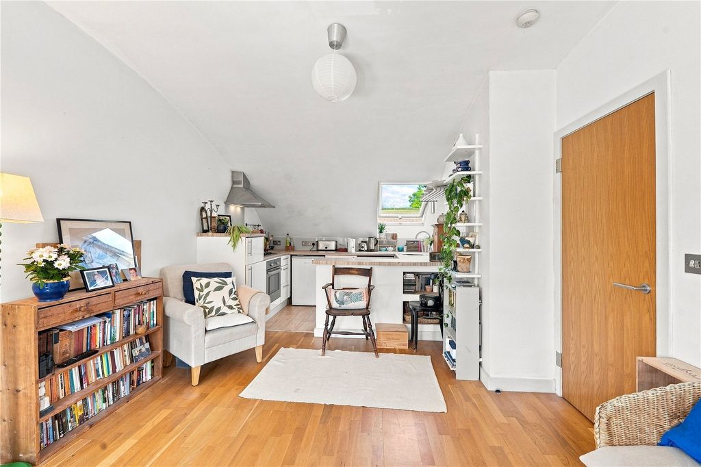 Property photo 3 of 10 Picture No. 12