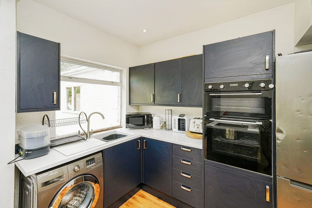Property photo 3 of 19 Kitchen