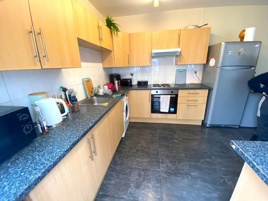 Property photo 2 of 10 Kitchen