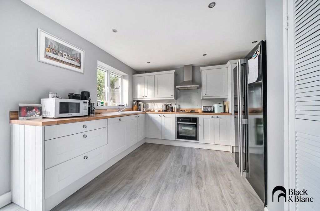 Property photo 3 of 15 Kitchen/ Dining