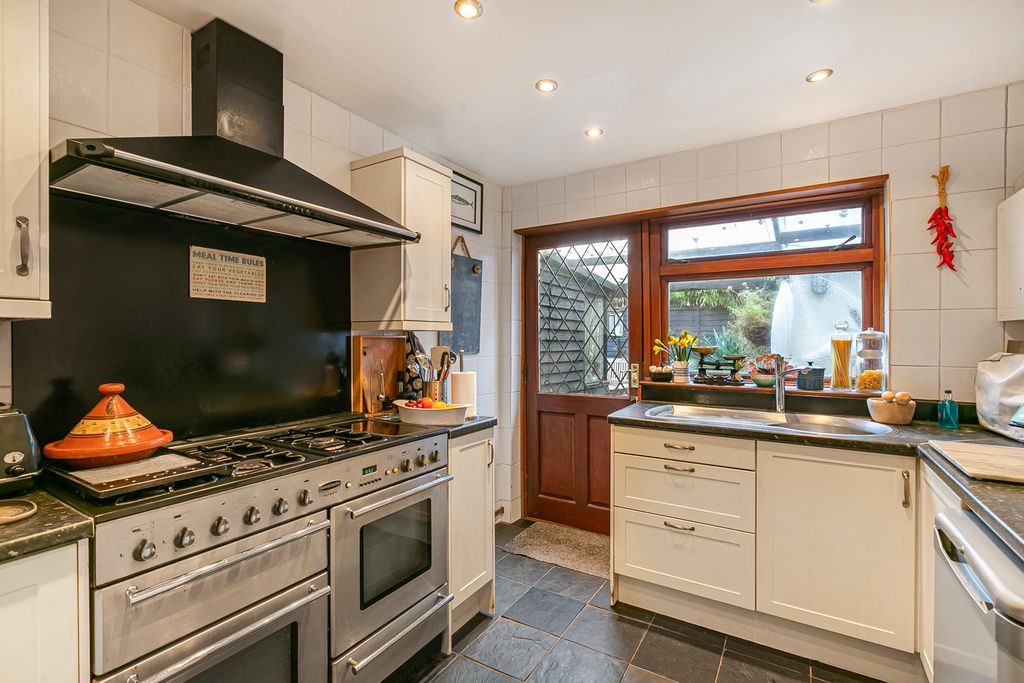 Property photo 3 of 27 Kitchen