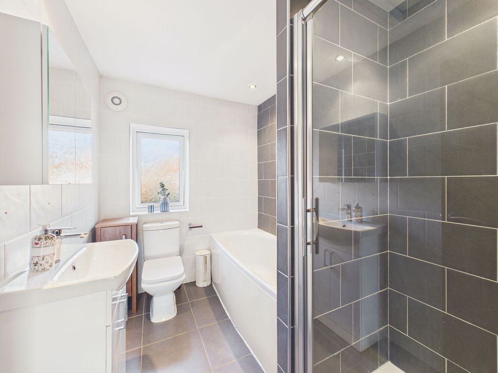 Property photo 2 of 10 Bathroom