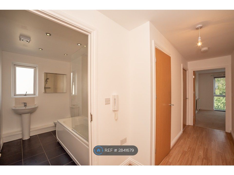 Property photo 2 of 13 Hallway / Bathroom