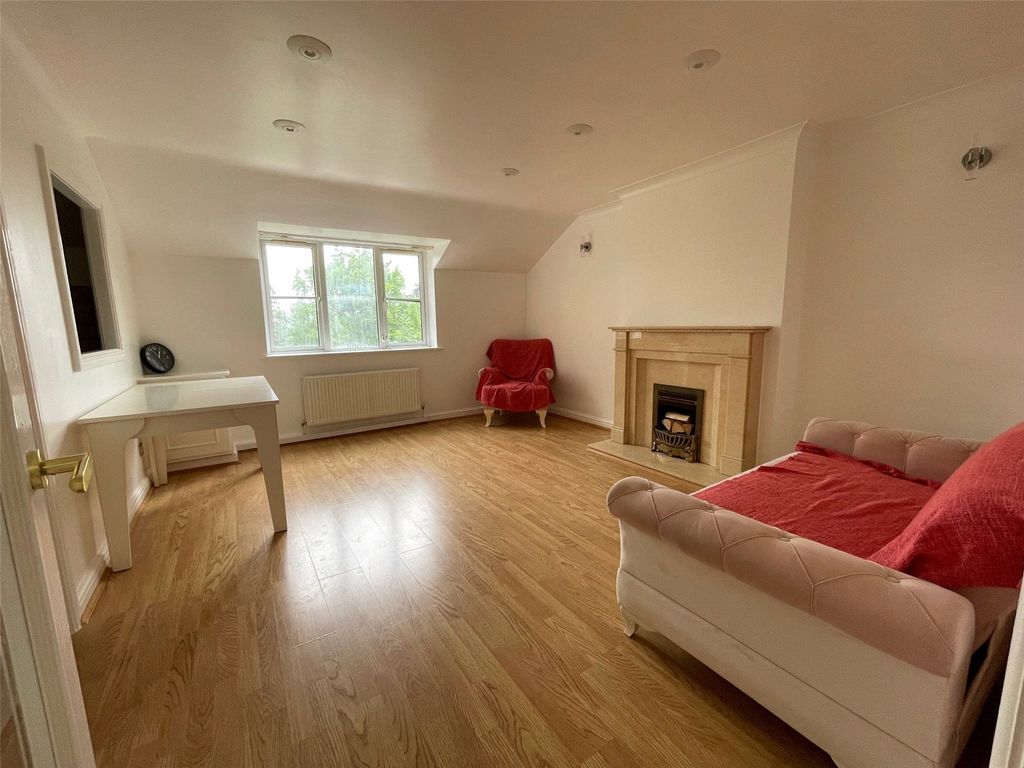 Property photo 2 of 34 Picture No. 12