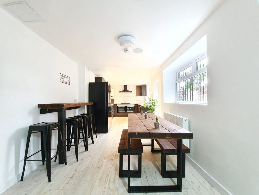 Property photo 1 of 4 A Bright And Spacious Kitchen Area With Modern Fur...