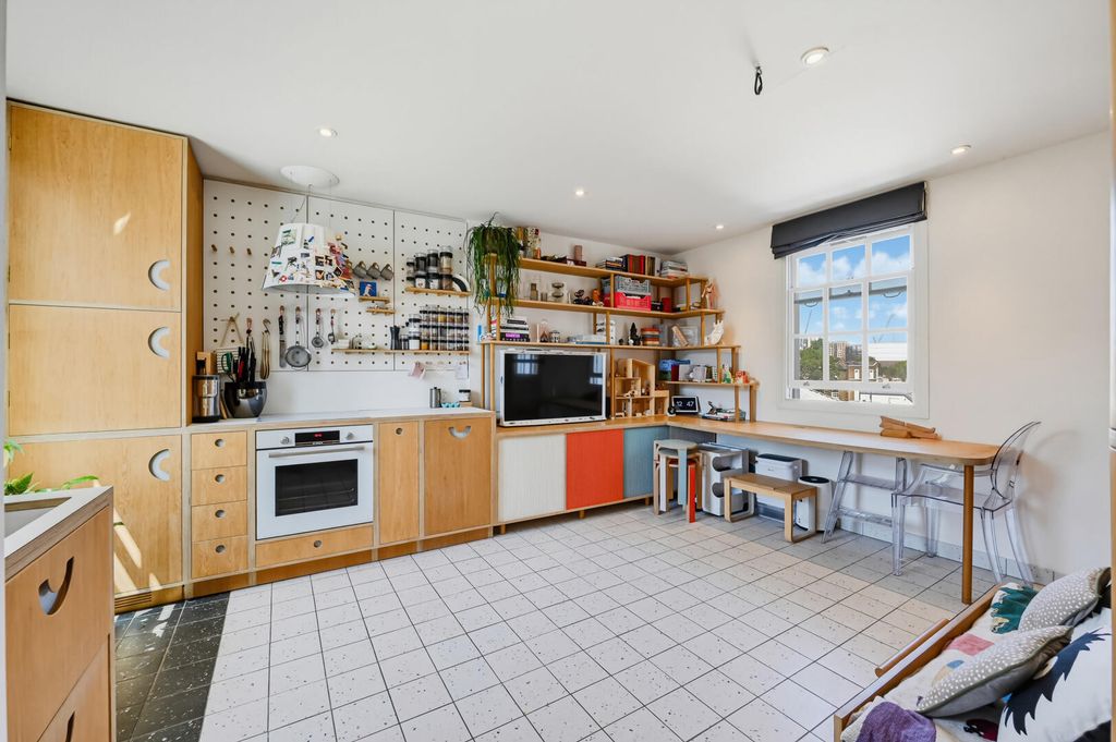Property photo 2 of 12 Kitchen