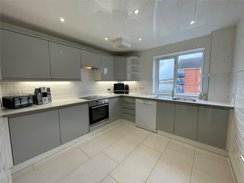 Property photo 3 of 22 Kitchen