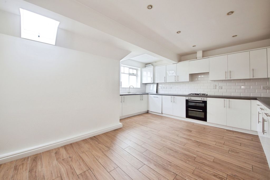 Additional image 6 of 2 bed flat for saleCatiline Court, 63A Main Road, Romford RM2