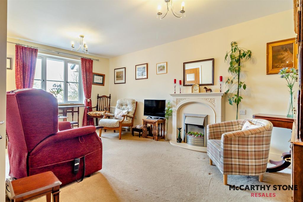 Property photo 3 of 20 8586087-Interior08-800.Jpg