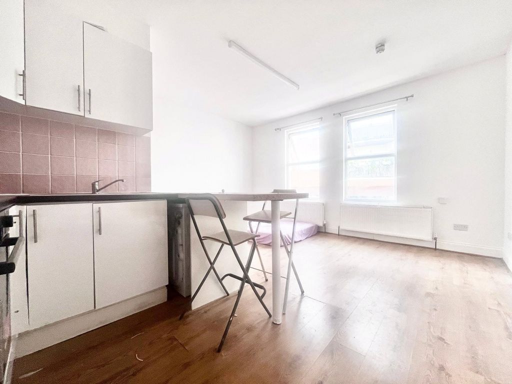 Property photo 1 of 5 Studio