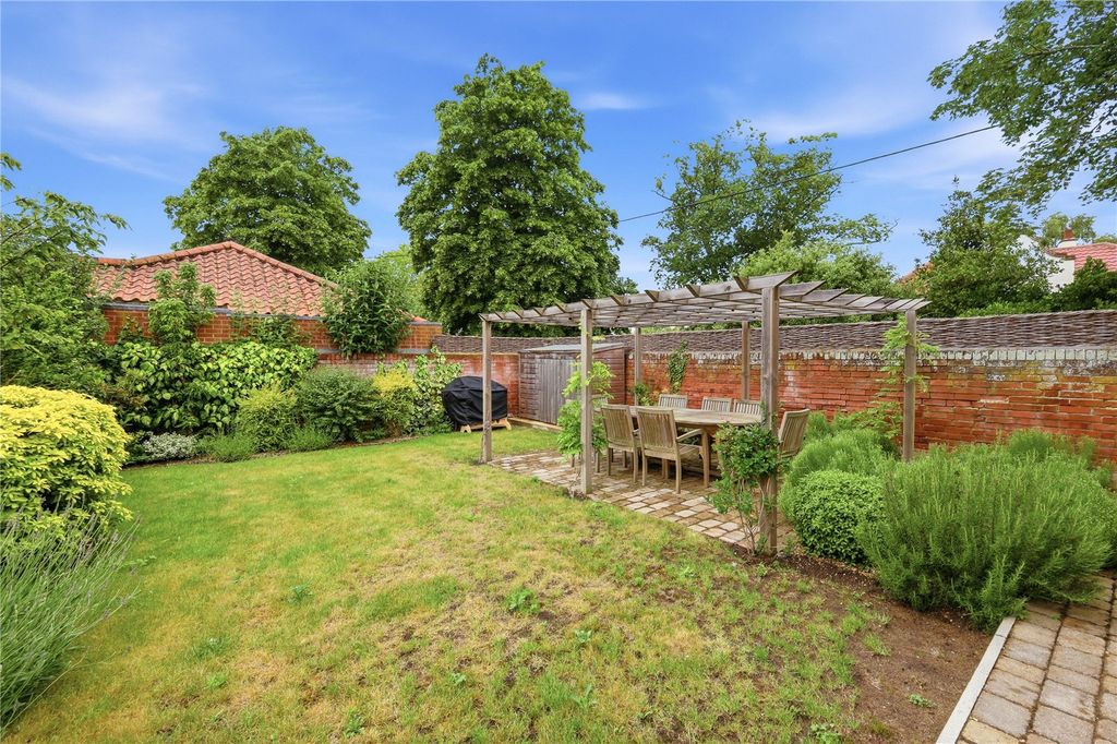 Property photo 3 of 27 Garden
