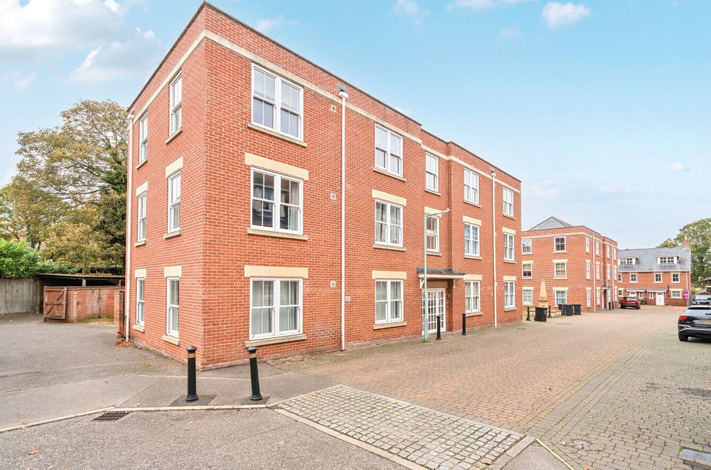 2 bed flat for saleStephensons Place, Bury St Edmunds IP32