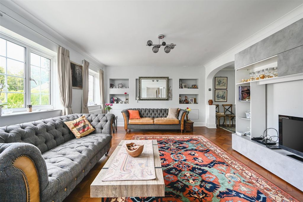 Property photo 2 of 35 1 Ewhurst Close (2).Jpg