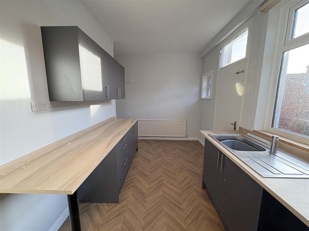 Property photo 1 of 8 Kitchen