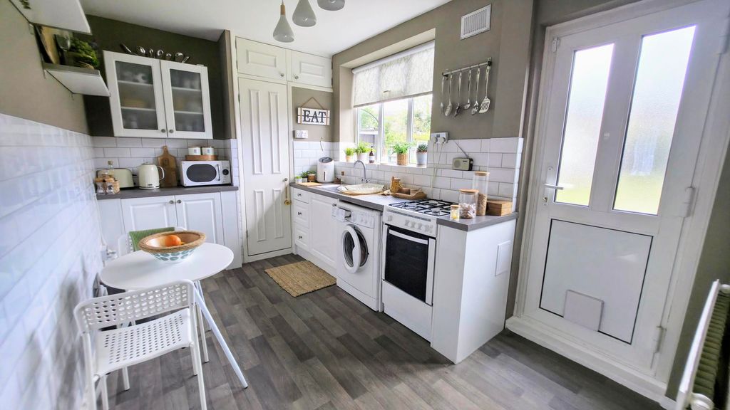 Property photo 3 of 17 Kitchen