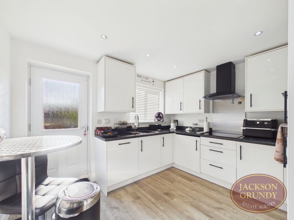 Property photo 3 of 21 Hedgerow Lane
