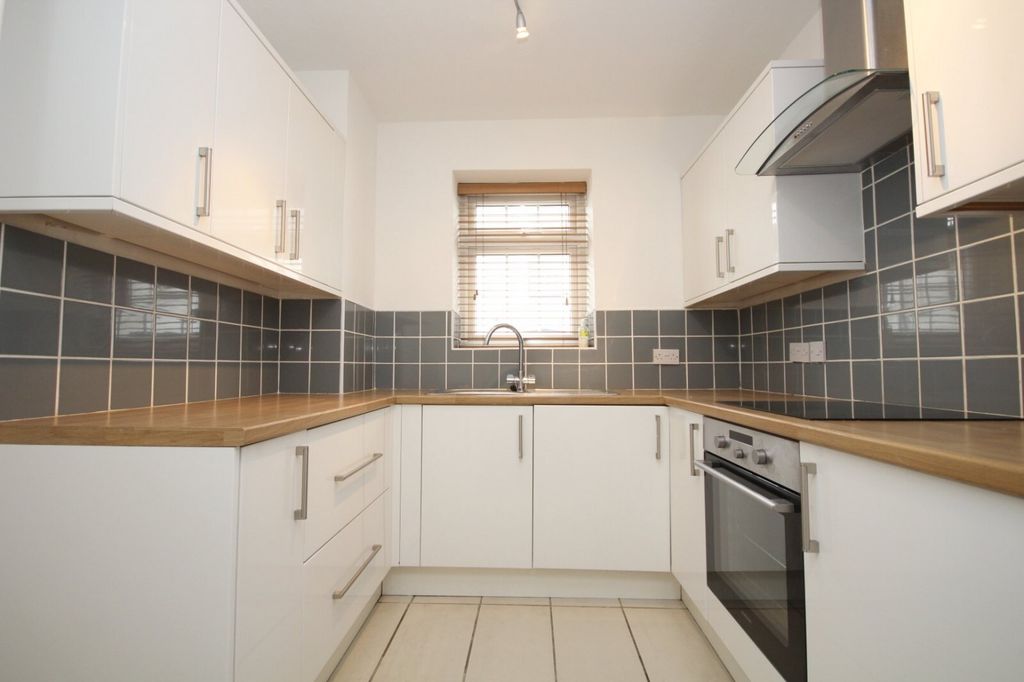 Property photo 2 of 10 Kitchen