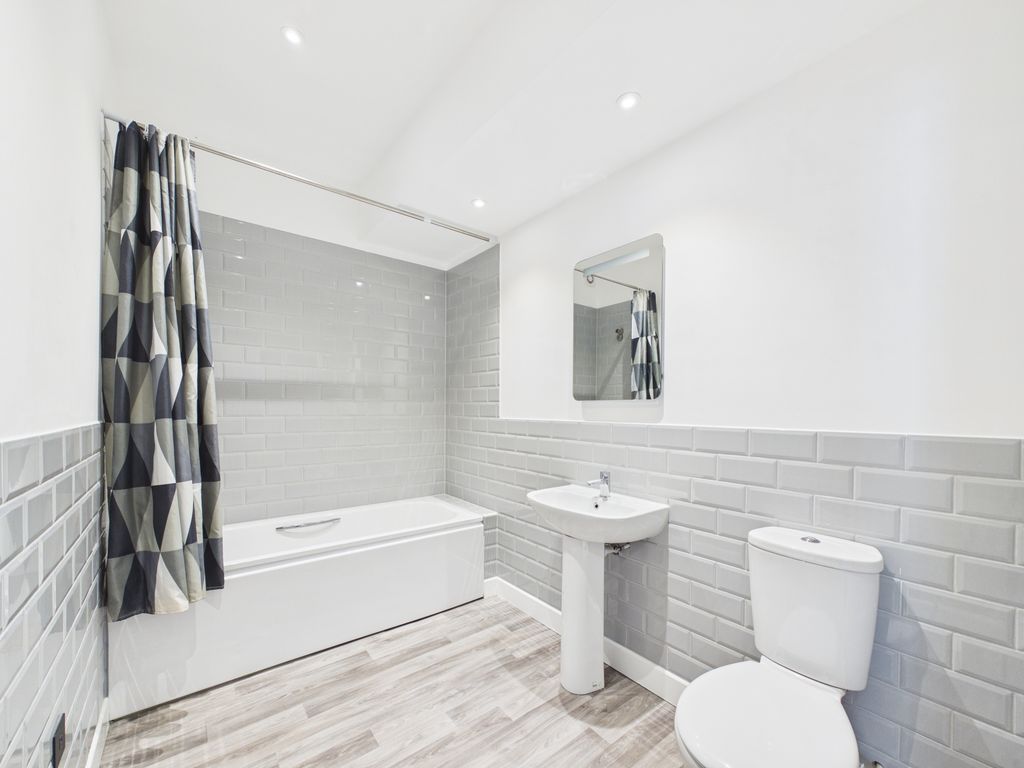 Property photo 2 of 7 Bathroom