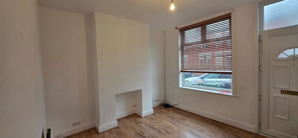 Property photo 2 of 12 Livingroom