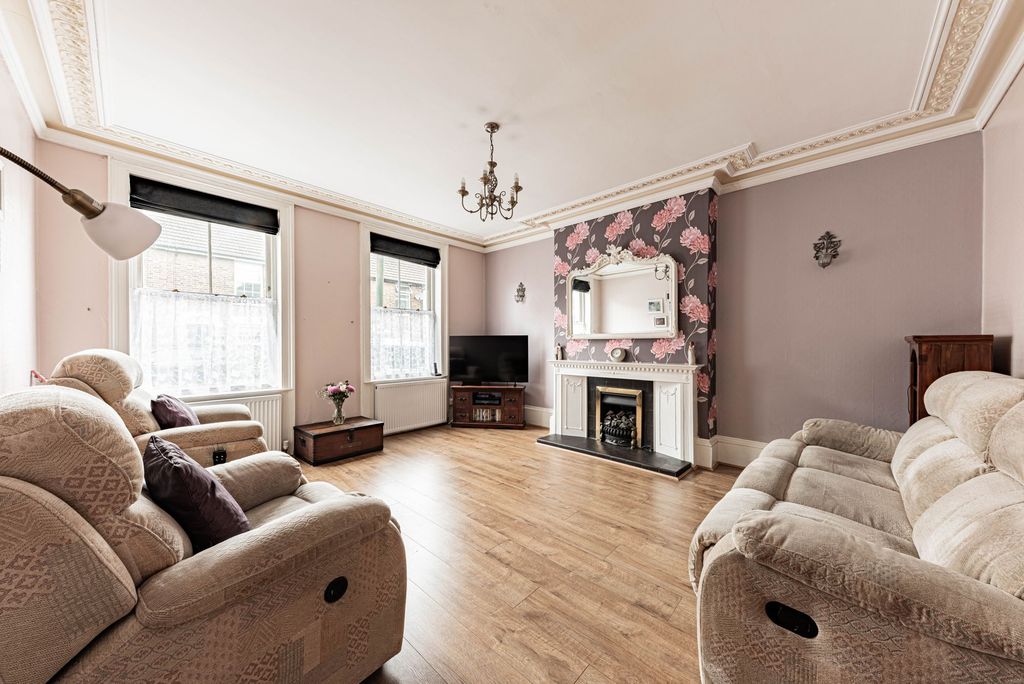 Property photo 2 of 34 Living Room (1)