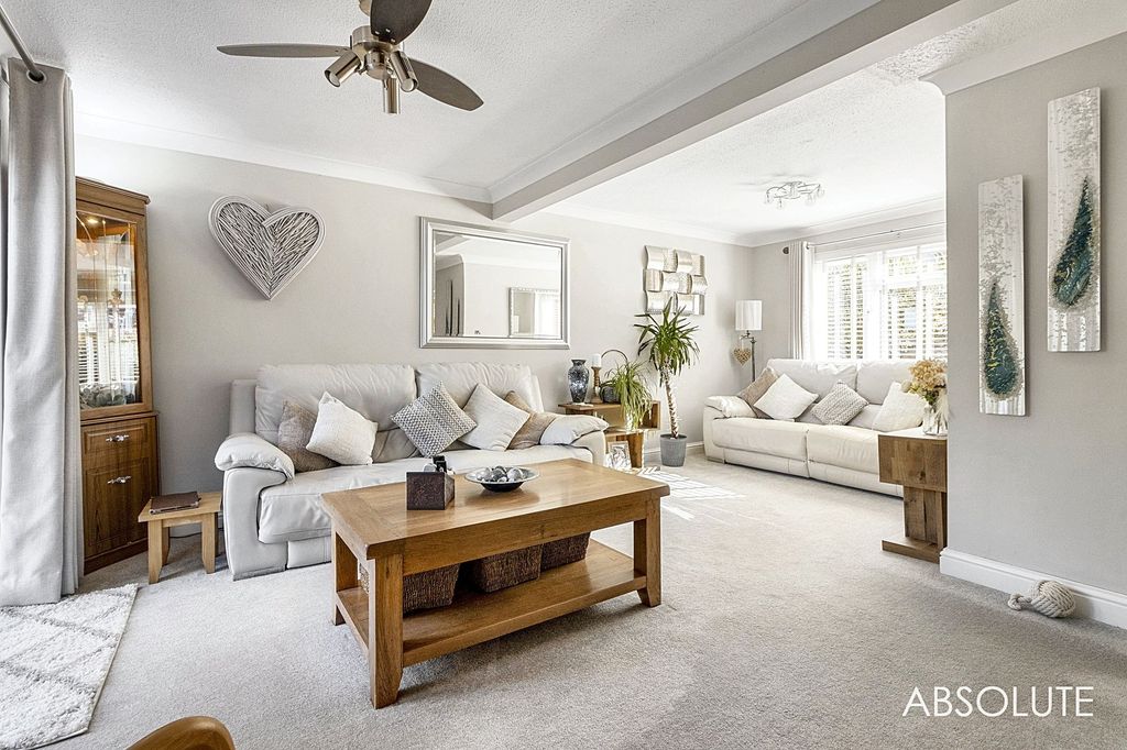 Property photo 2 of 31 Lounge