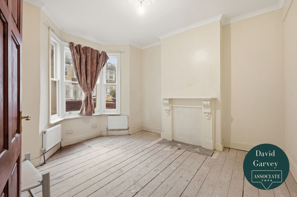 Property photo 2 of 13 Lounge