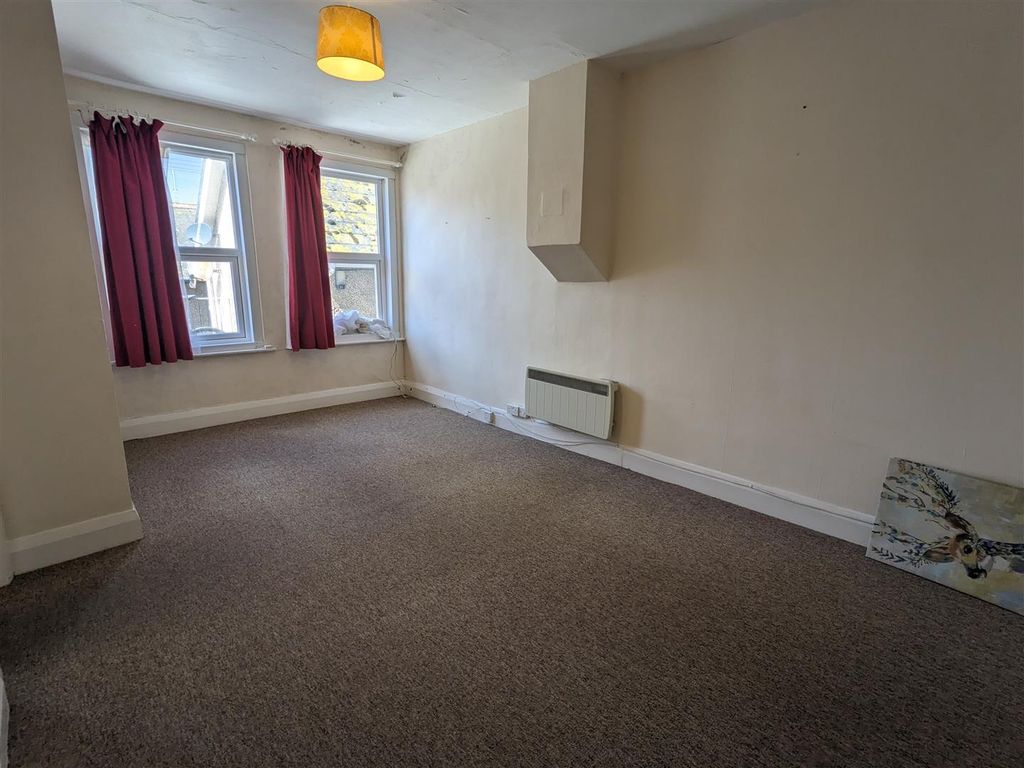 Property photo 3 of 11 Lounge.Jpg