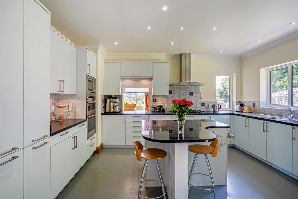 Property photo 3 of 28 Image