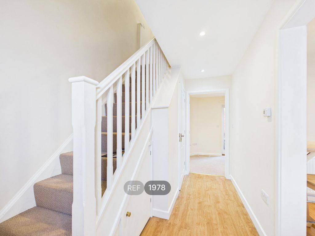 Property photo 2 of 8 Hallway