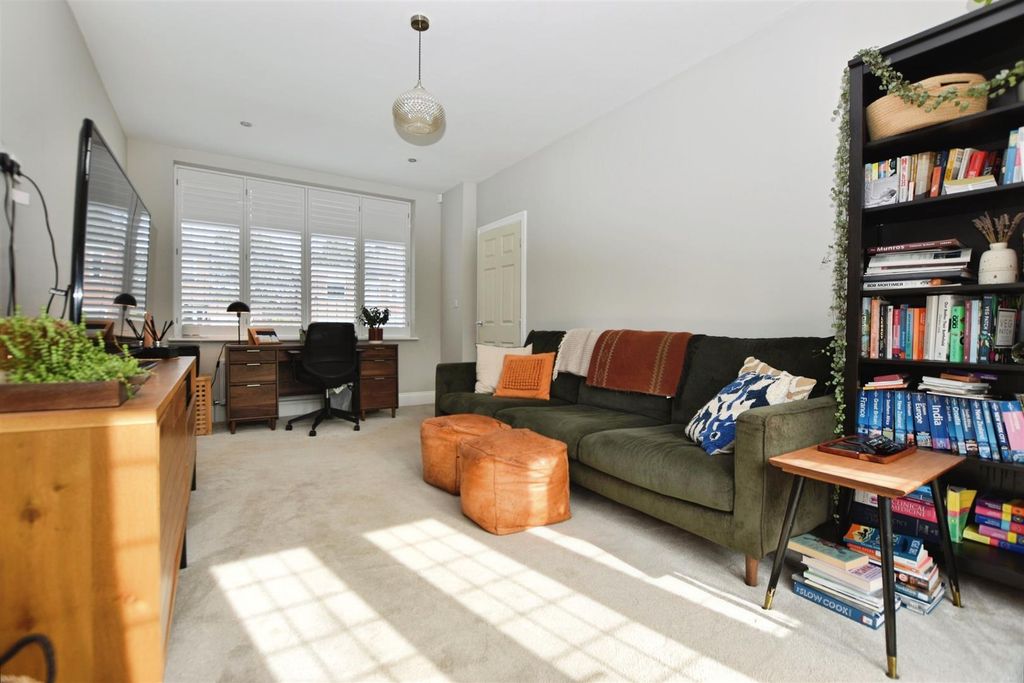 Property photo 3 of 8 Lounge