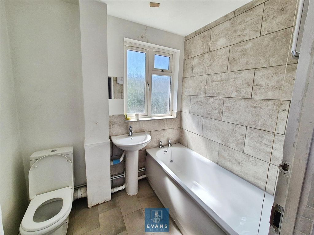 Property photo 3 of 10 Bathroom