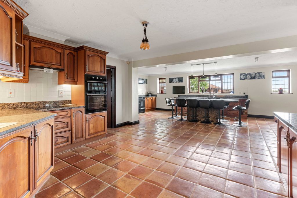 Property photo 2 of 54