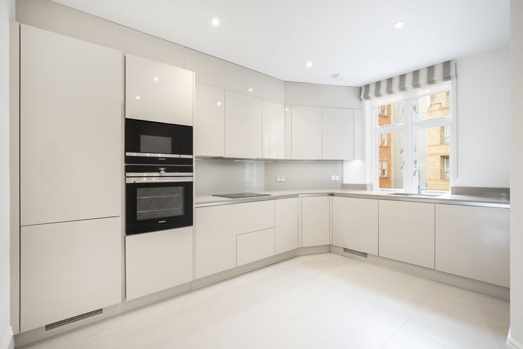 Property photo 1 of 9 Hans Road 57E - Kit