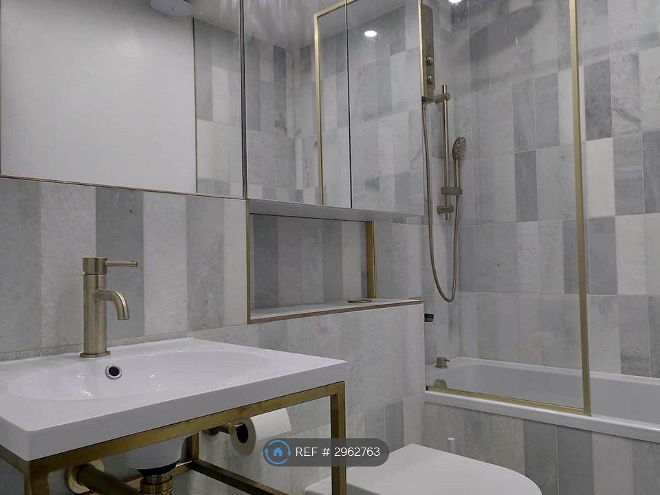 Property photo 2 of 14 Bathroom