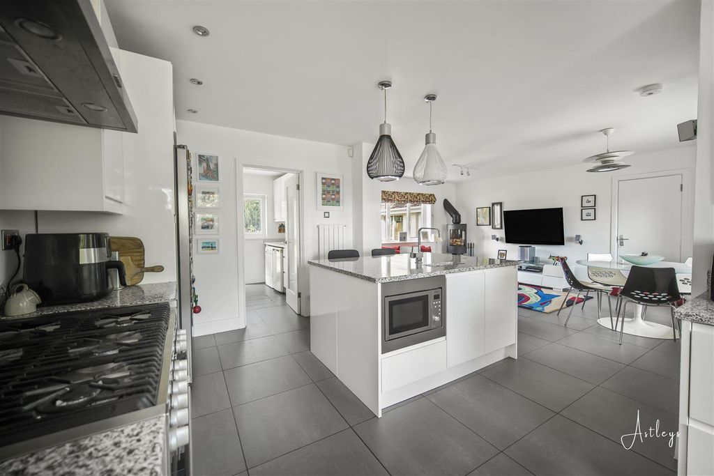 Property photo 2 of 33 Kitchen