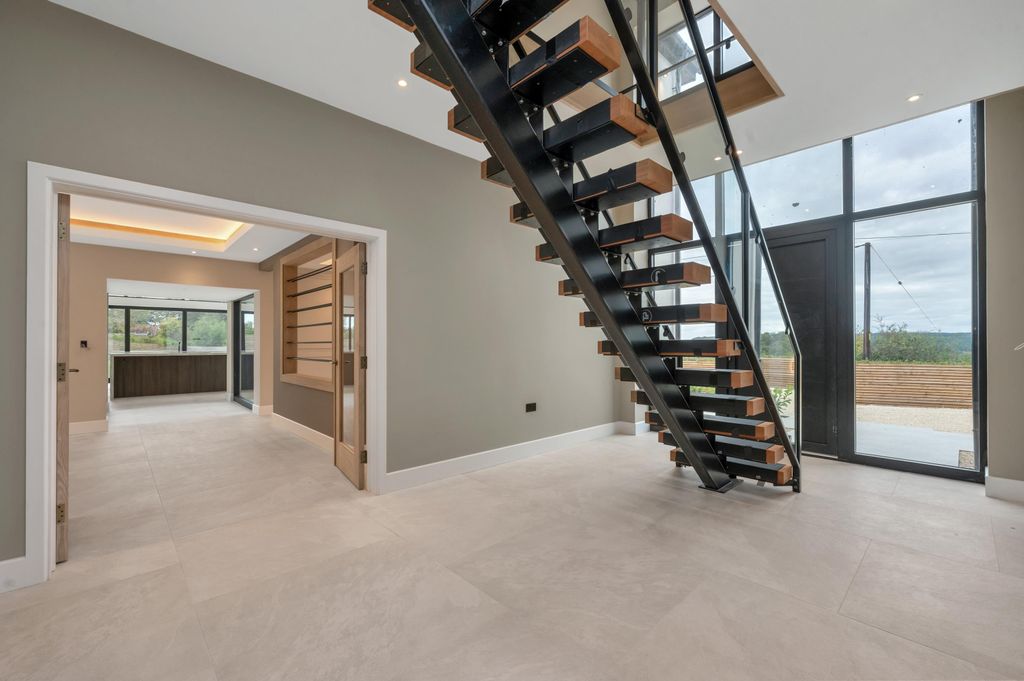 Property photo 3 of 28 Image