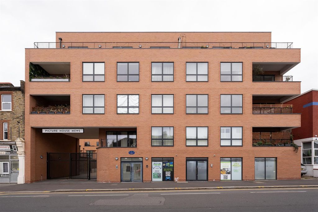 Property photo 1 of 25 Wood Street, E17