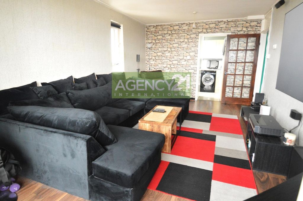 Property photo 3 of 8 Photo 7