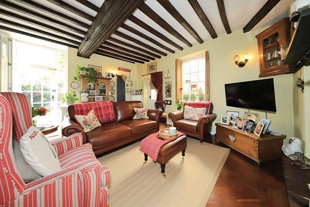 Property photo 3 of 20 Lounge