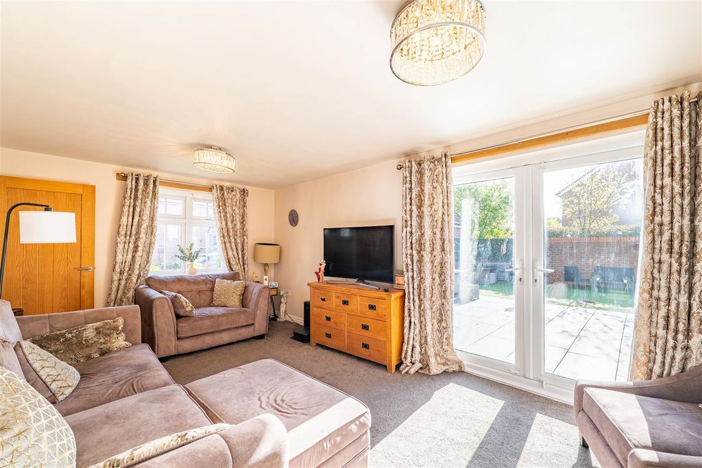 Property photo 2 of 32 Lounge