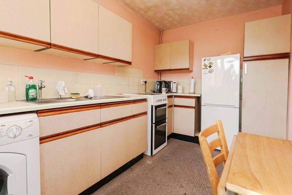 Property photo 3 of 17 Kitchen