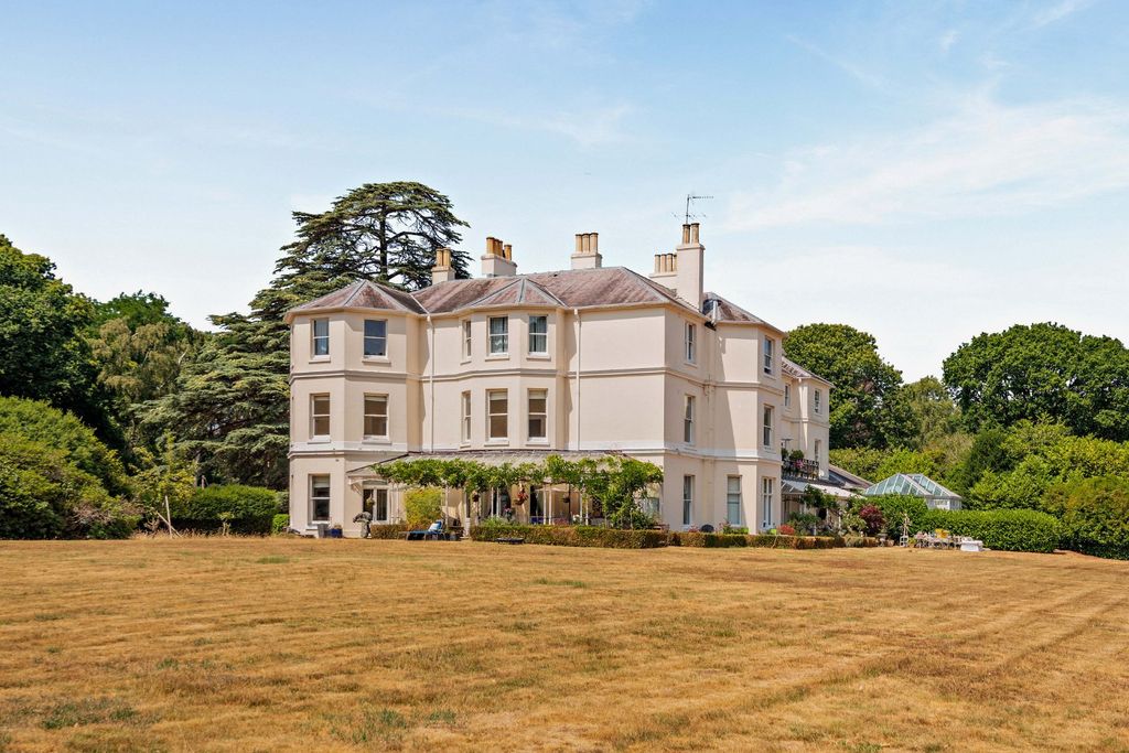 Property photo 1 of 16 Kings Ride House