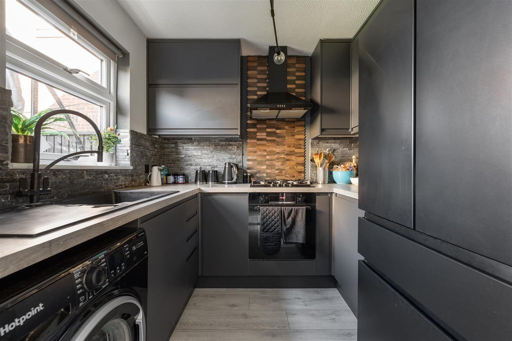 Property photo 3 of 17 Hookstone Way, Ig8