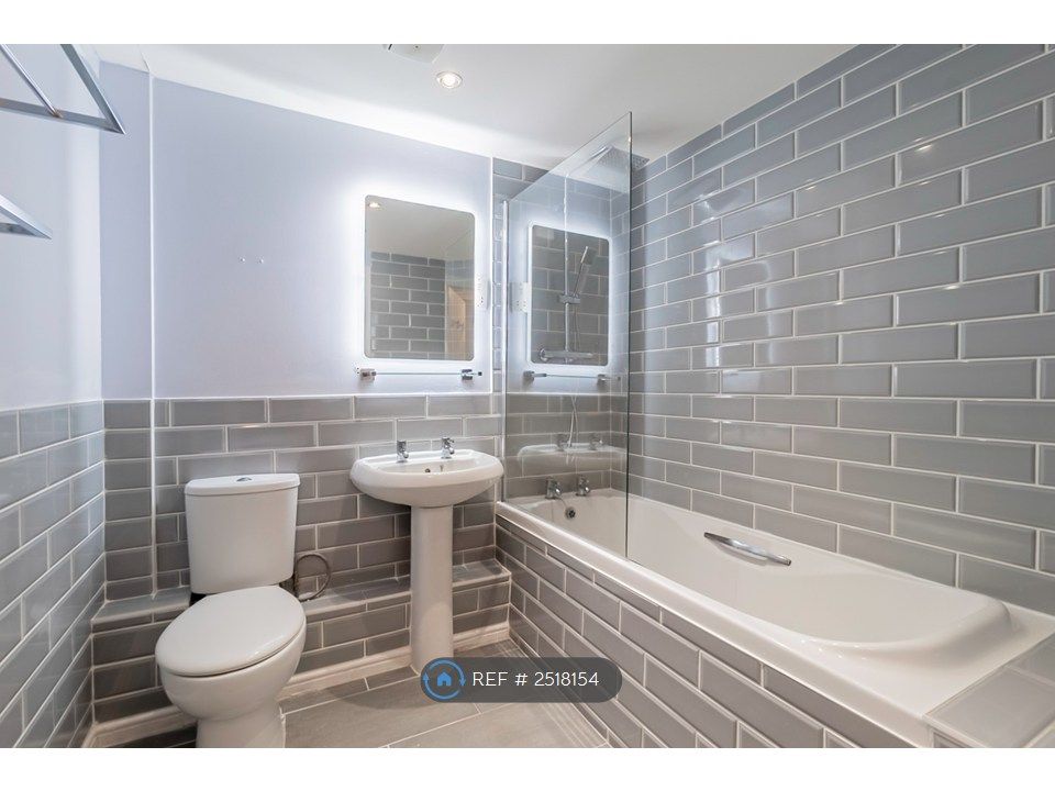 Property photo 1 of 10 Bathroom