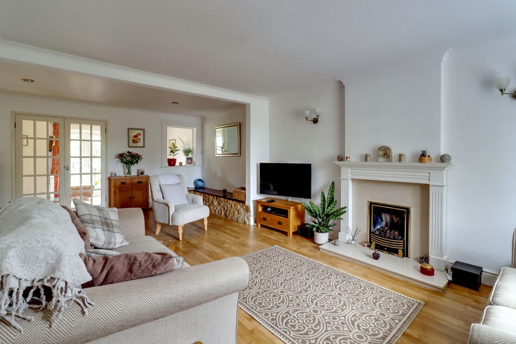 Property photo 2 of 13 2. Living Room 3