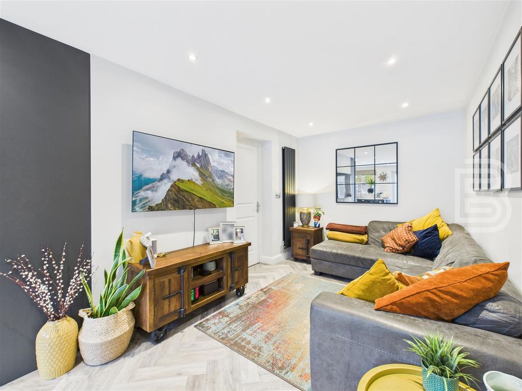 Property photo 3 of 23 Cam05587G0-Pr0065-Still010.Jpg