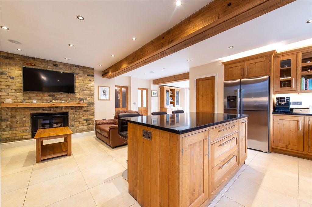 Property photo 2 of 25 Kitchen/Breakfast Rm