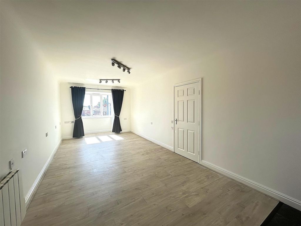 Property photo 3 of 12 Lounge