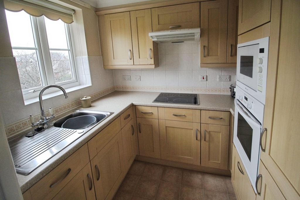 Property photo 3 of 11 Kitchen